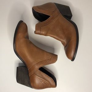 Steve Madden Leather Ankle Boot FALL FIND! Make an offer quick!